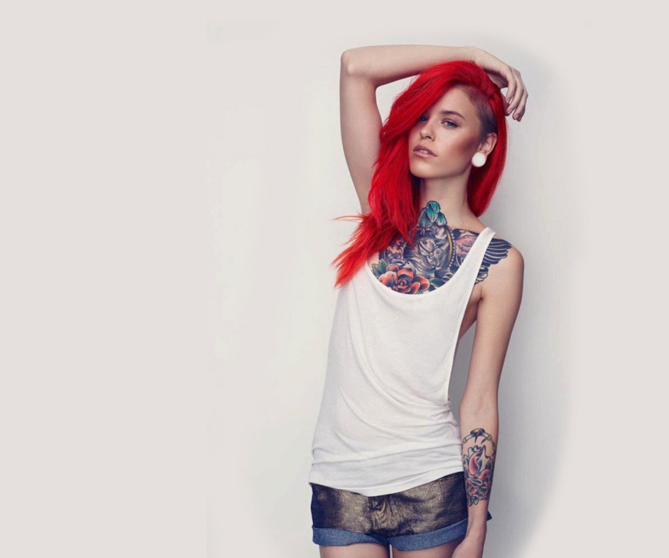 Das Beautiful Tattooed Redhead Wallpaper 960x800