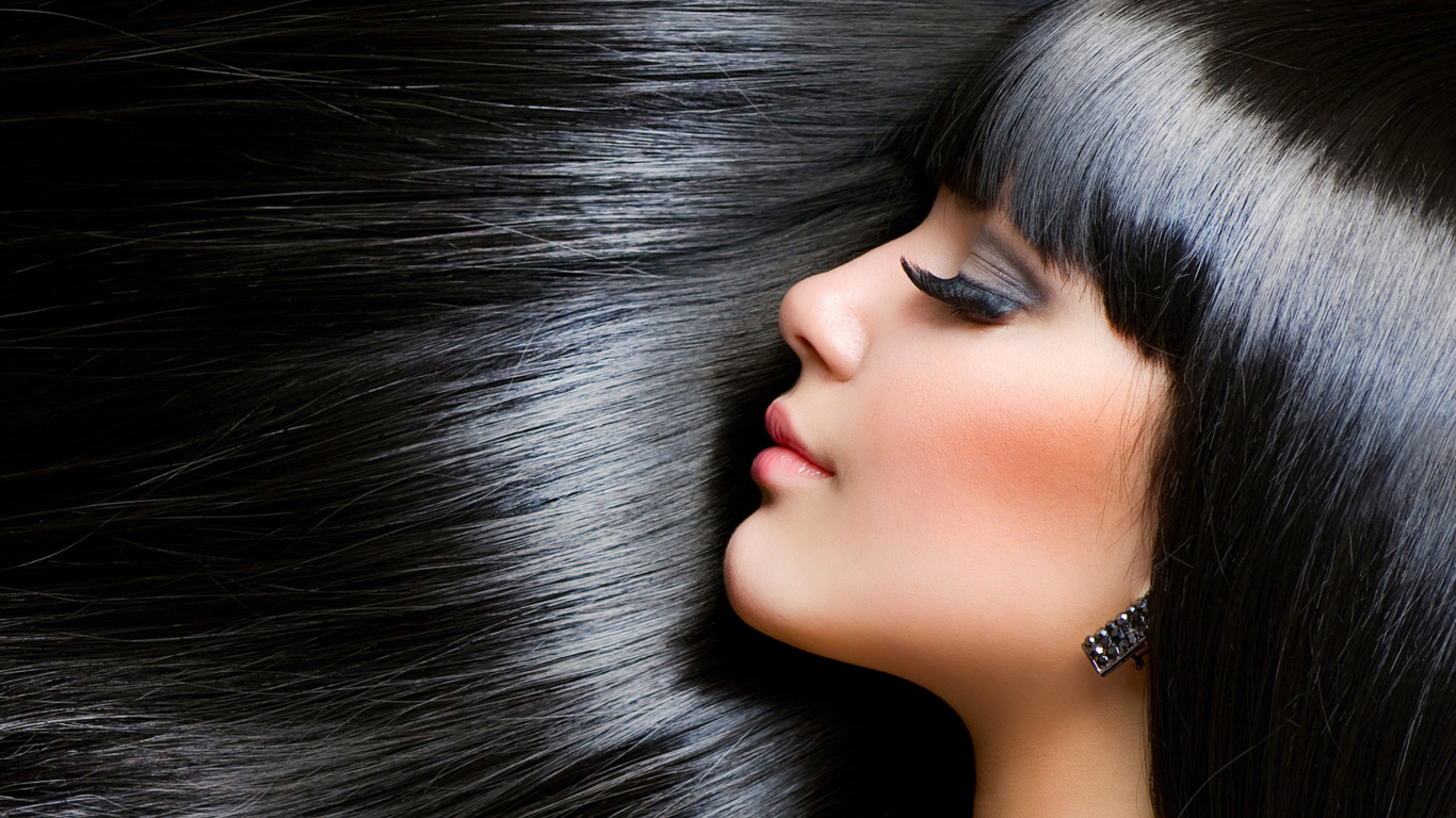 Das Gorgeous Brunette With Perfect Black Hair Wallpaper 1366x768