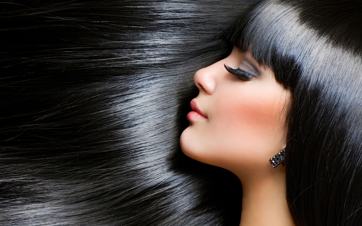 Sfondi Gorgeous Brunette With Perfect Black Hair 1440x900