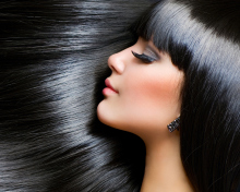 Sfondi Gorgeous Brunette With Perfect Black Hair 220x176