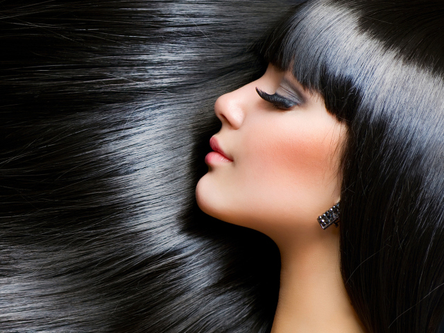 Fondo de pantalla Gorgeous Brunette With Perfect Black Hair 640x480