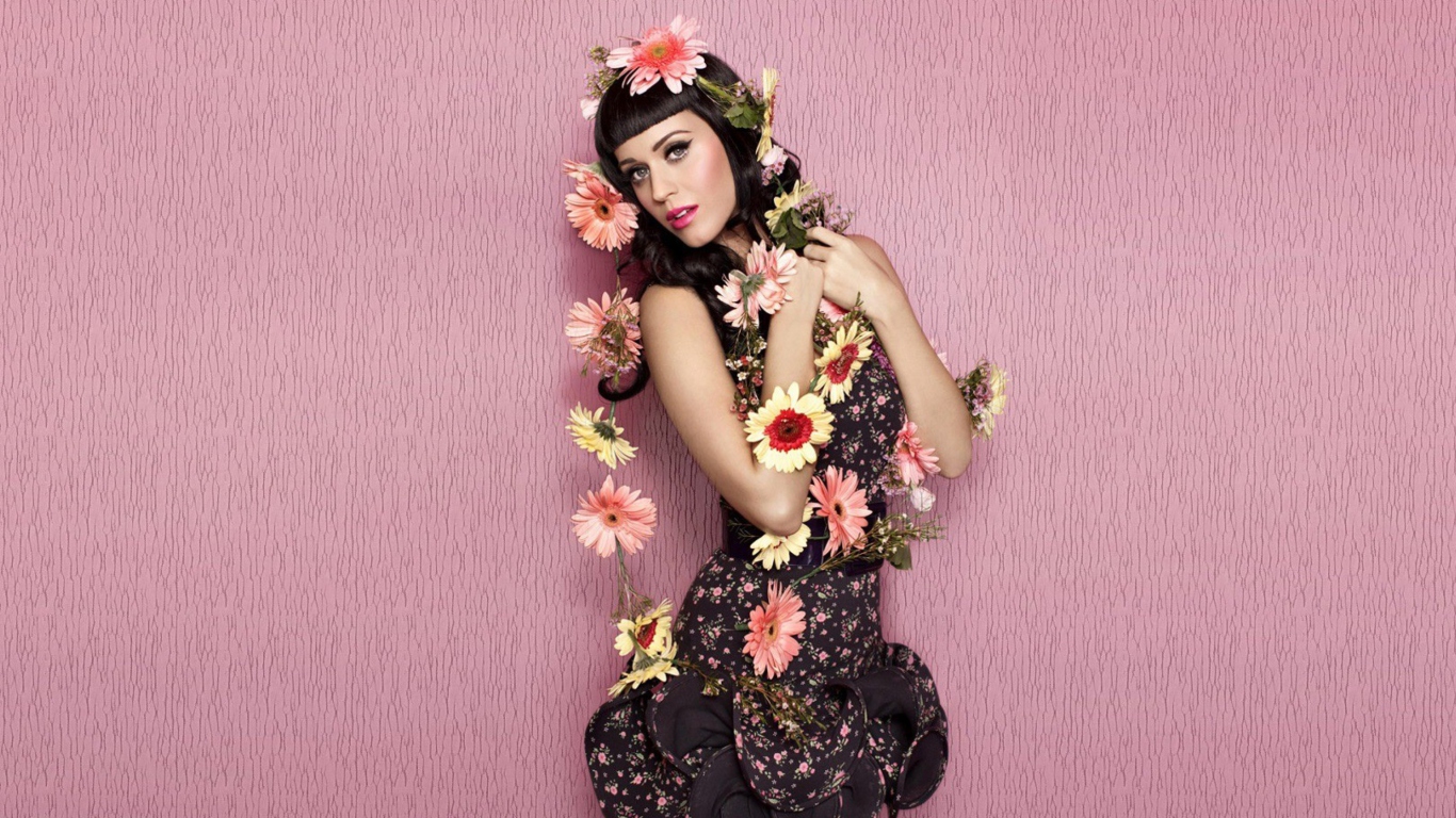 Screenshot №1 pro téma Katy Perry Wearing Flowered Dress 1366x768