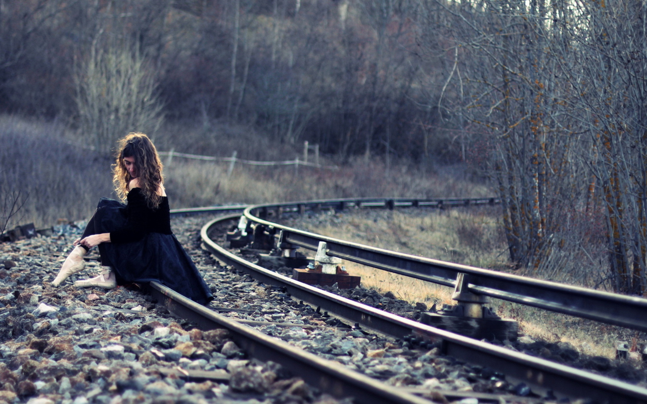 Обои Girl In Black Dress Sitting On Railways 1280x800