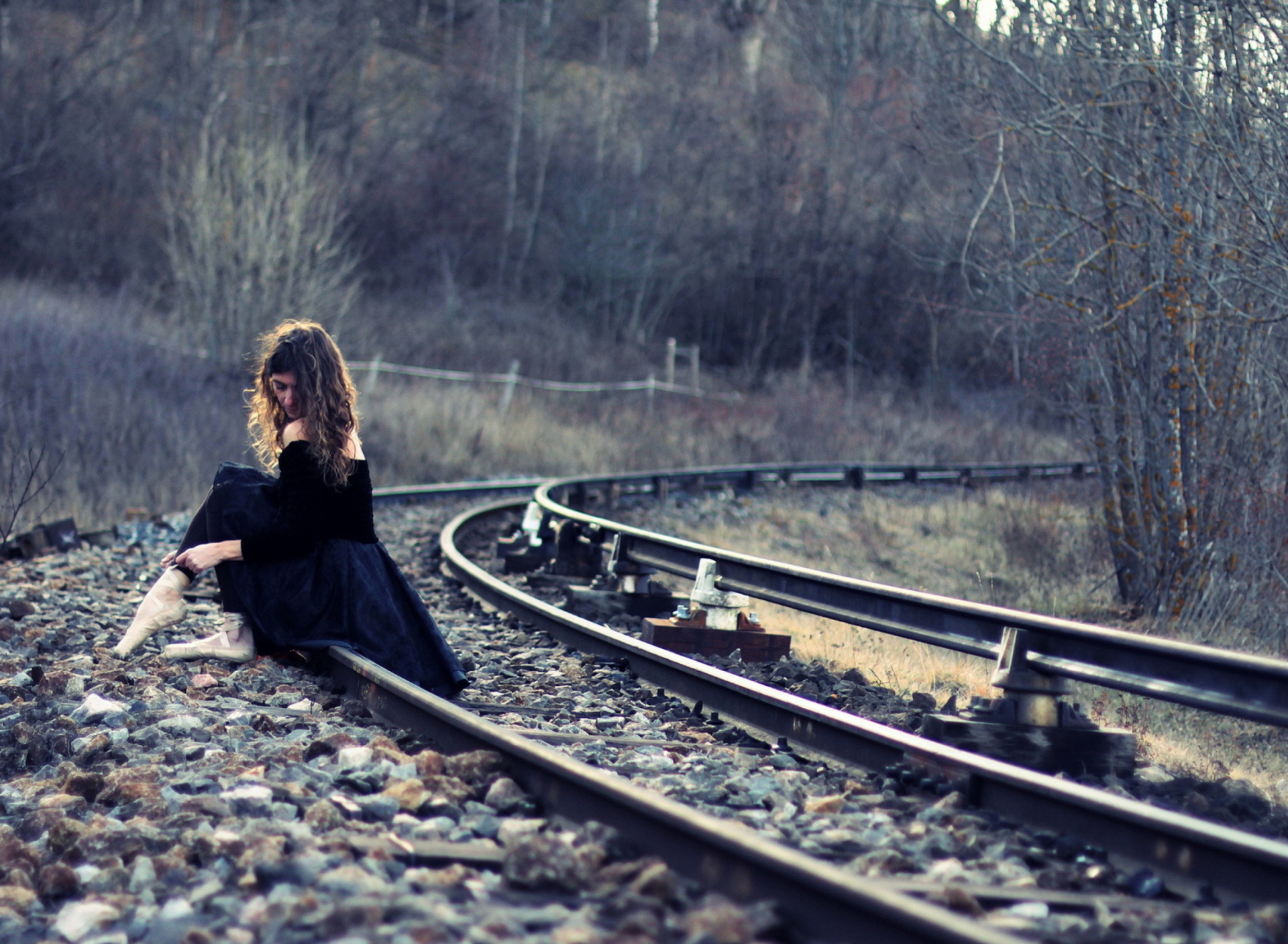 Fondo de pantalla Girl In Black Dress Sitting On Railways 1920x1408