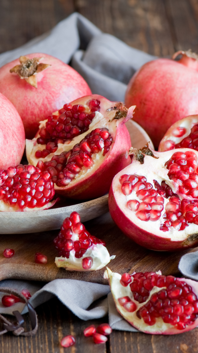 Das Fresh Pomegranates Wallpaper 640x1136