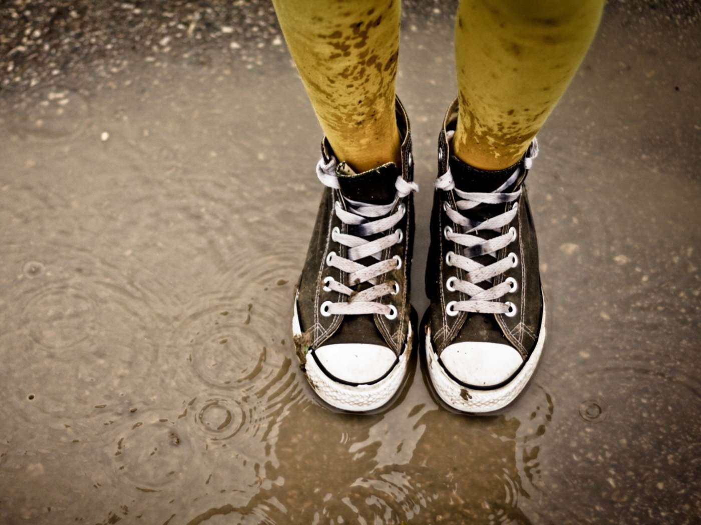 Fondo de pantalla Sneakers And Rain 1400x1050