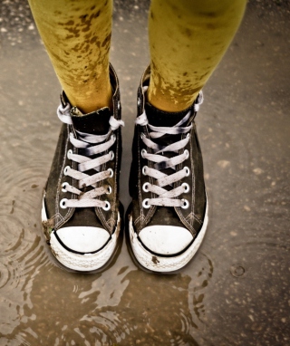 Sneakers And Rain - Obrázkek zdarma pro Nokia X6