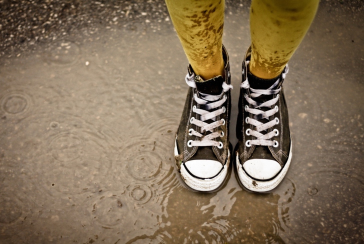 Das Sneakers And Rain Wallpaper