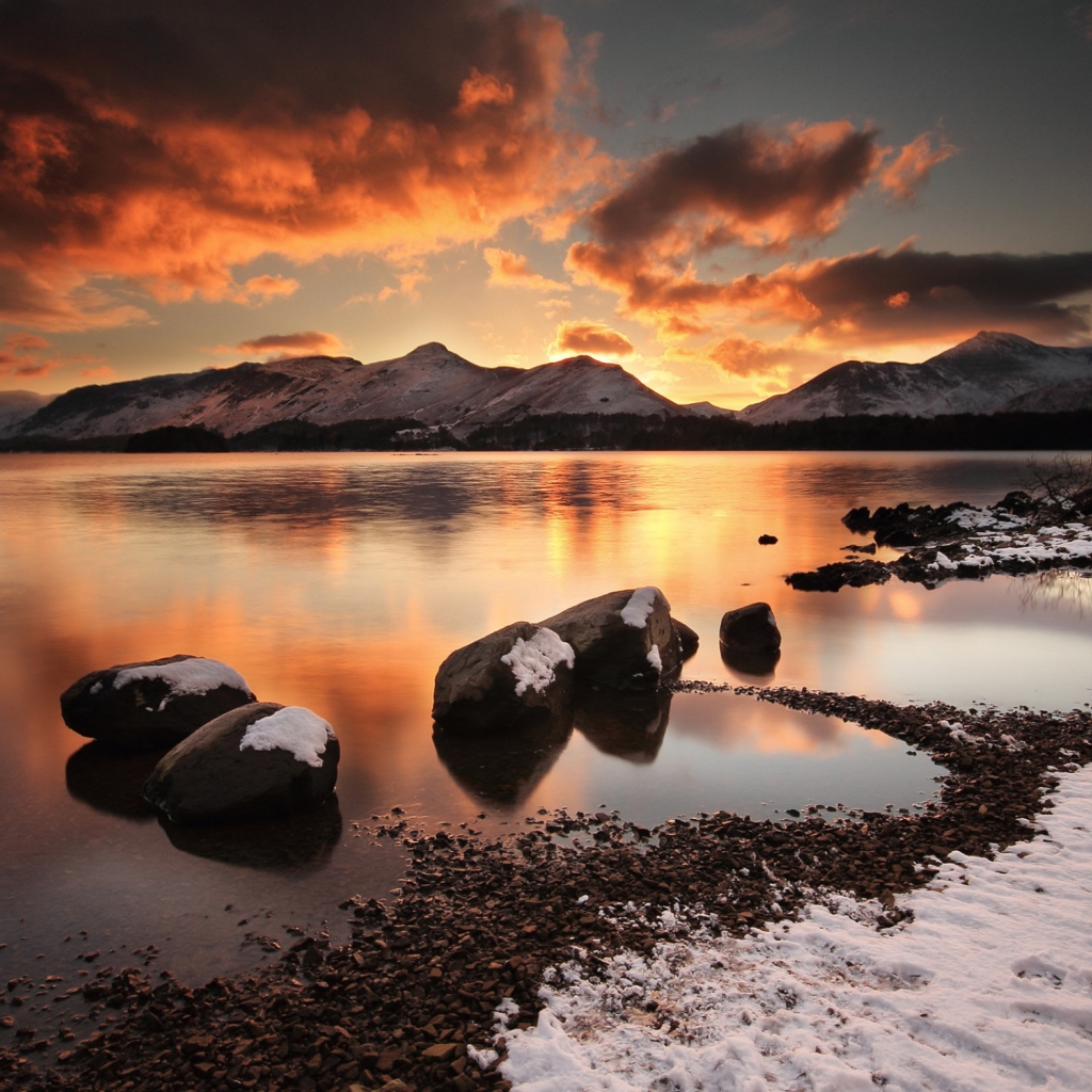 Fondo de pantalla Red Sunset Over Frosty Mountains 1024x1024