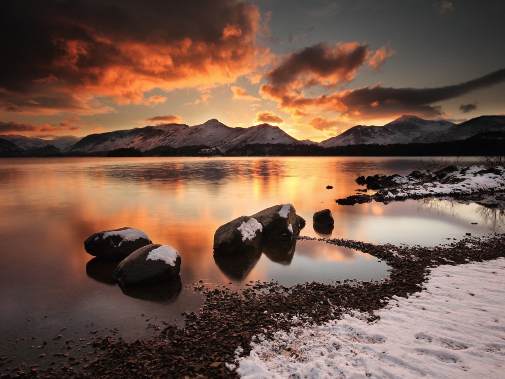 Das Red Sunset Over Frosty Mountains Wallpaper 1024x768