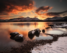 Das Red Sunset Over Frosty Mountains Wallpaper 220x176