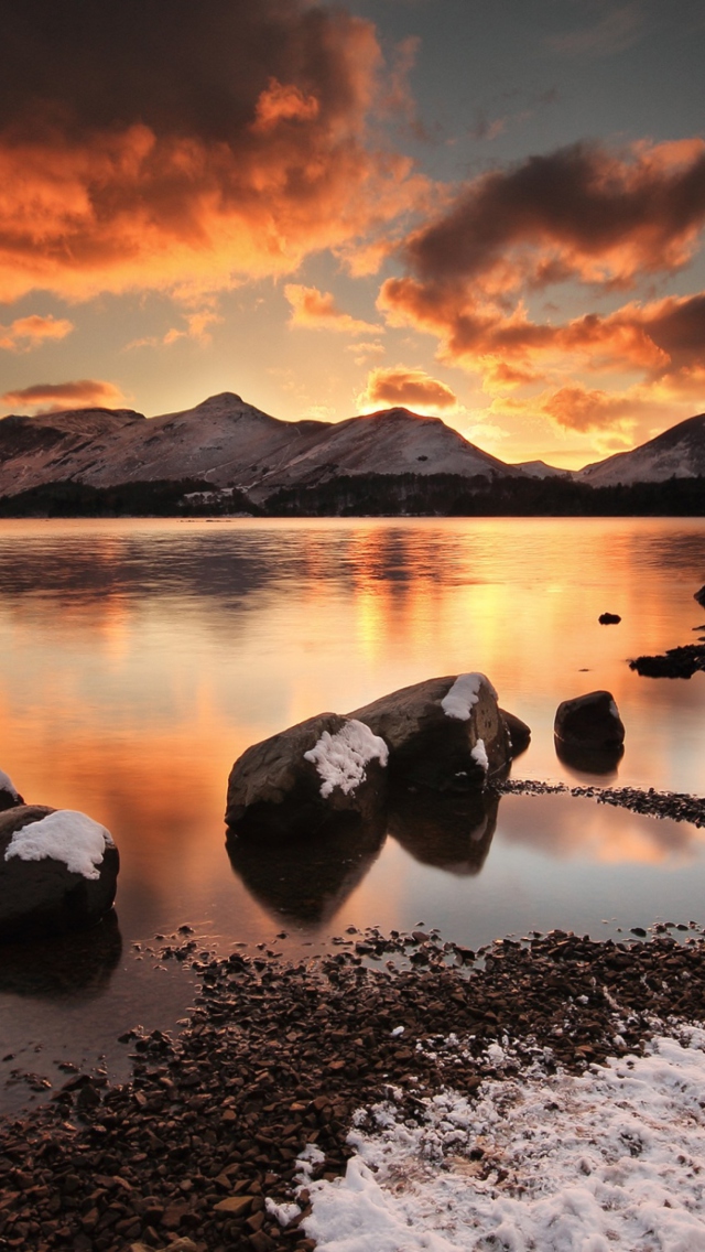 Fondo de pantalla Red Sunset Over Frosty Mountains 640x1136