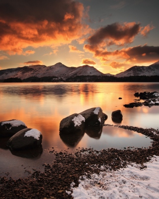 Red Sunset Over Frosty Mountains sfondi gratuiti per iPhone XR
