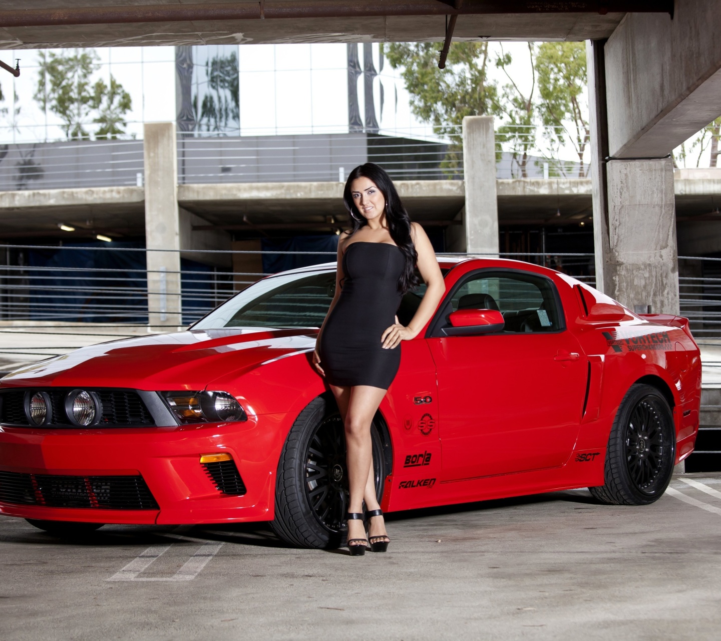 Обои Ford Mustang GT Vortech with Brunette Girl 1440x1280