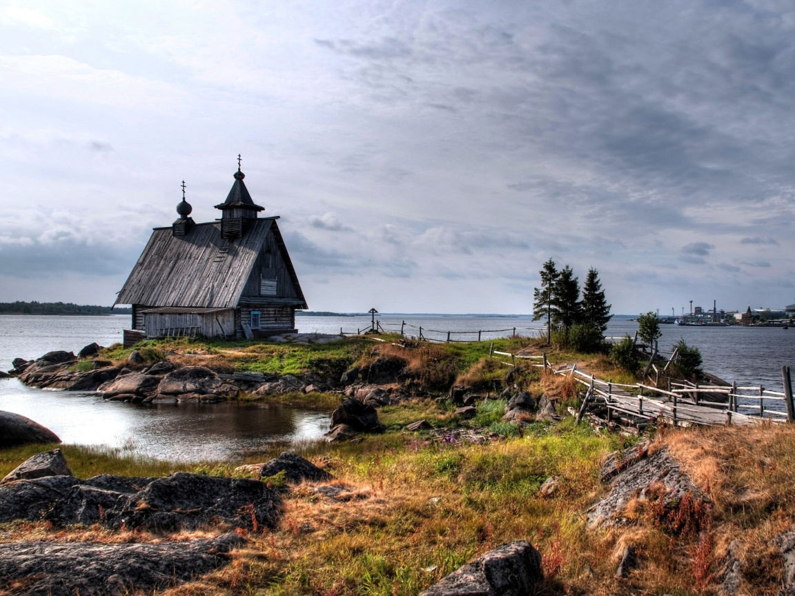 Screenshot №1 pro téma Old small house on the rocky river shore 1152x864