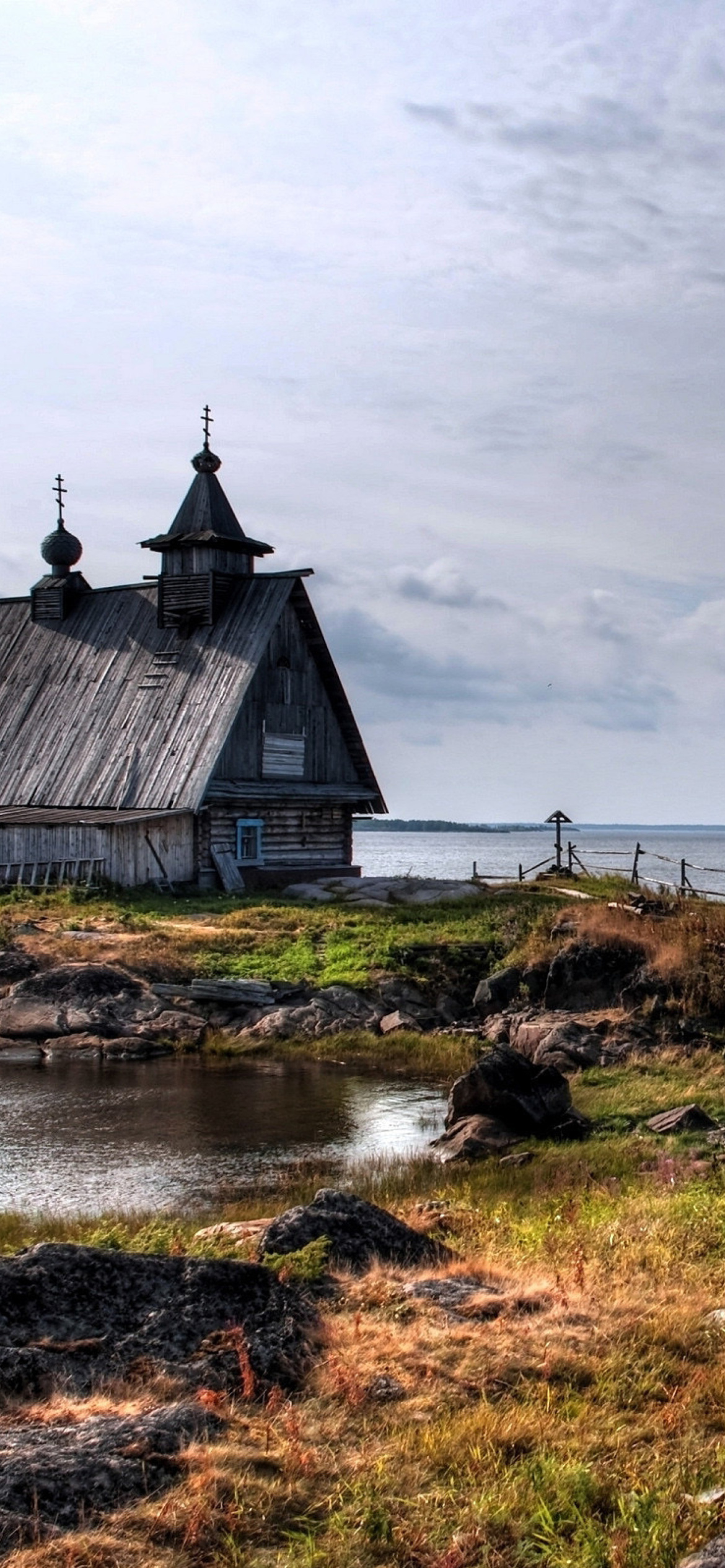 Screenshot №1 pro téma Old small house on the rocky river shore 1170x2532