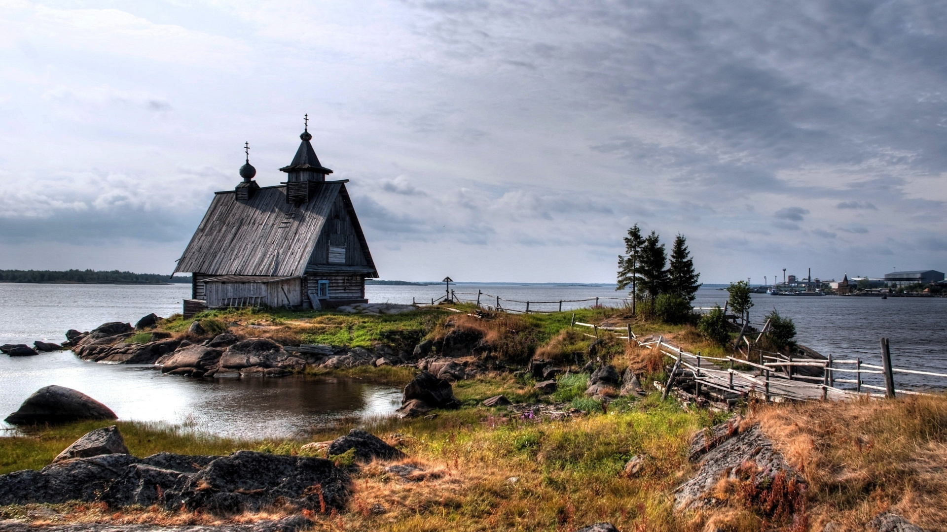 Fondo de pantalla Old small house on the rocky river shore 1920x1080