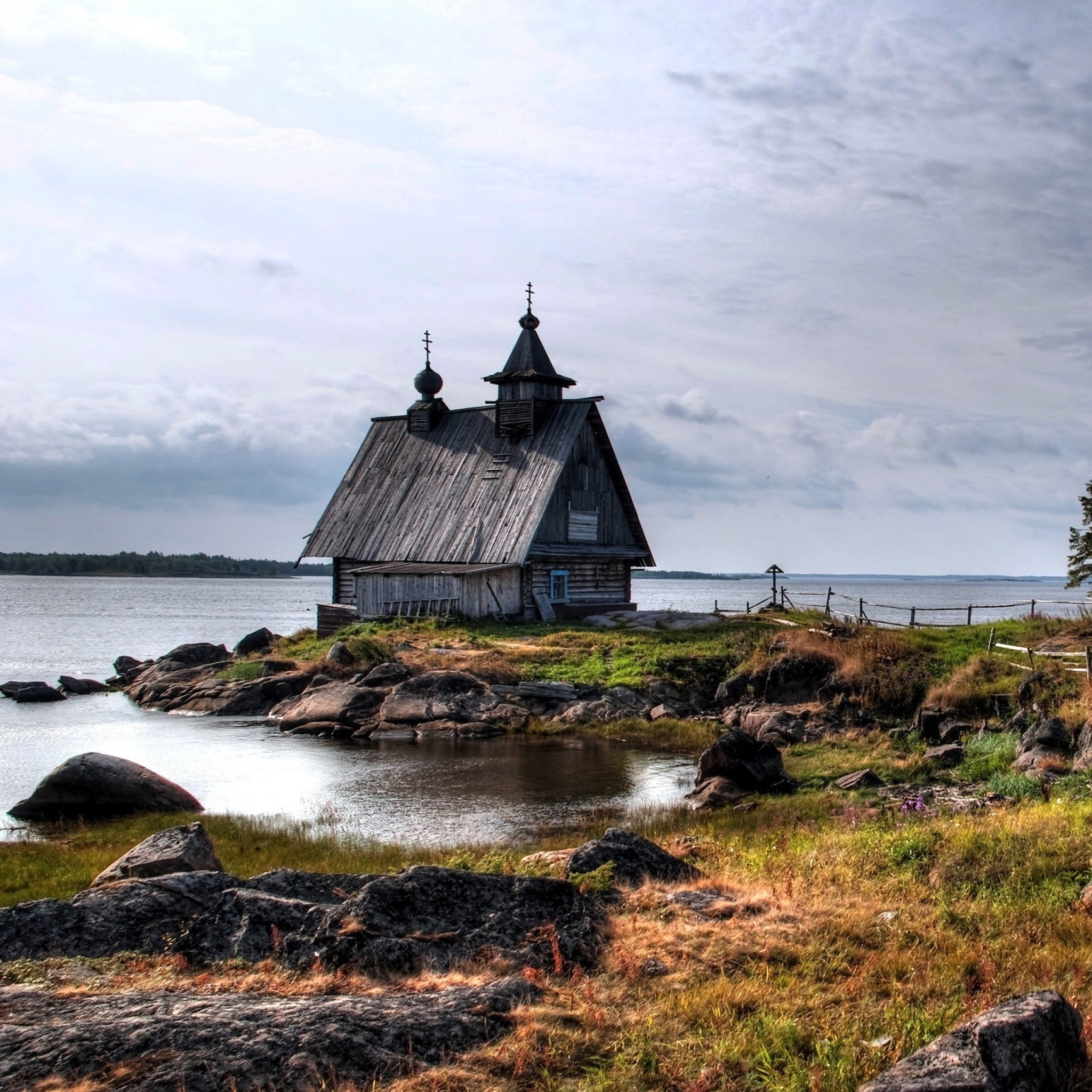 Fondo de pantalla Old small house on the rocky river shore 2048x2048