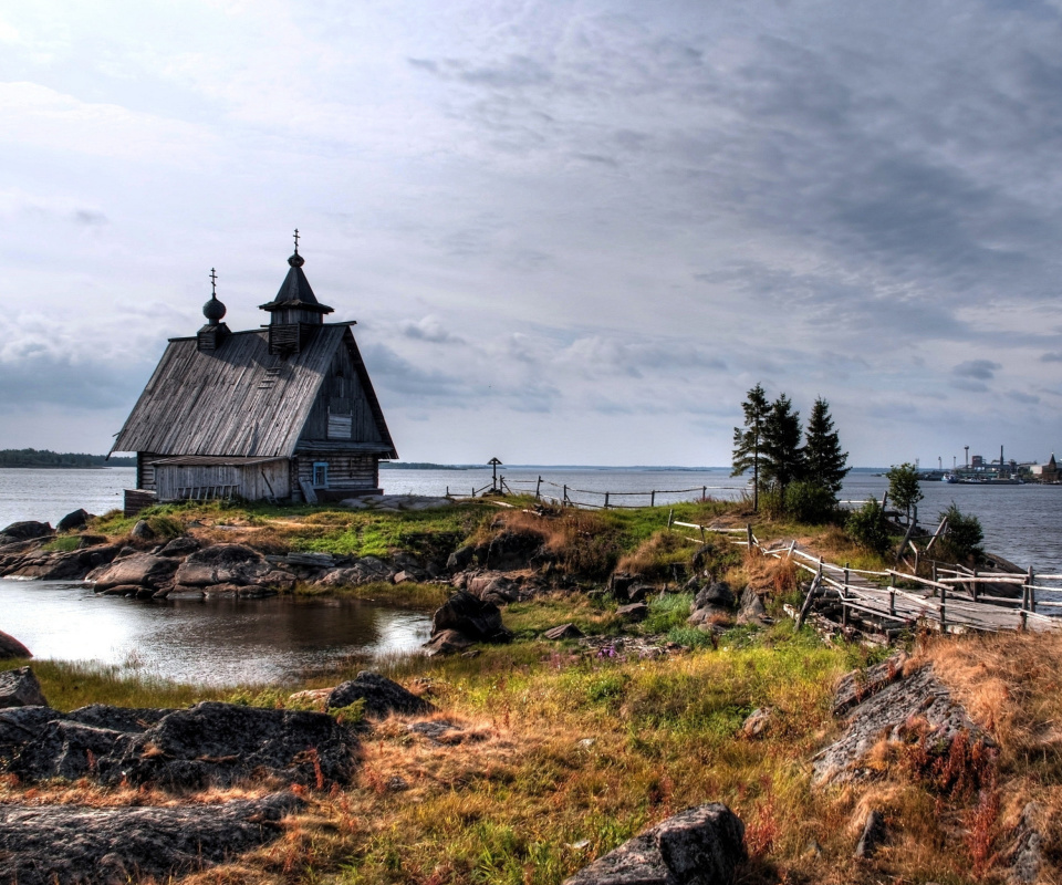 Old small house on the rocky river shore wallpaper 960x800