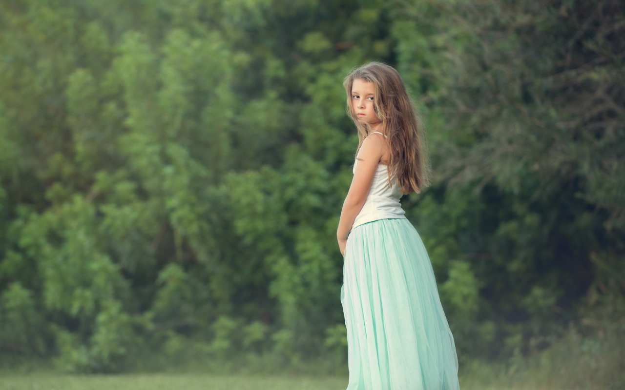 Pretty Child In Long Blue Skirt screenshot #1 1280x800
