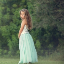 Sfondi Pretty Child In Long Blue Skirt 208x208