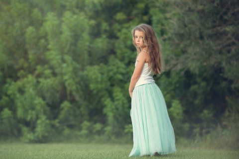 Fondo de pantalla Pretty Child In Long Blue Skirt 480x320