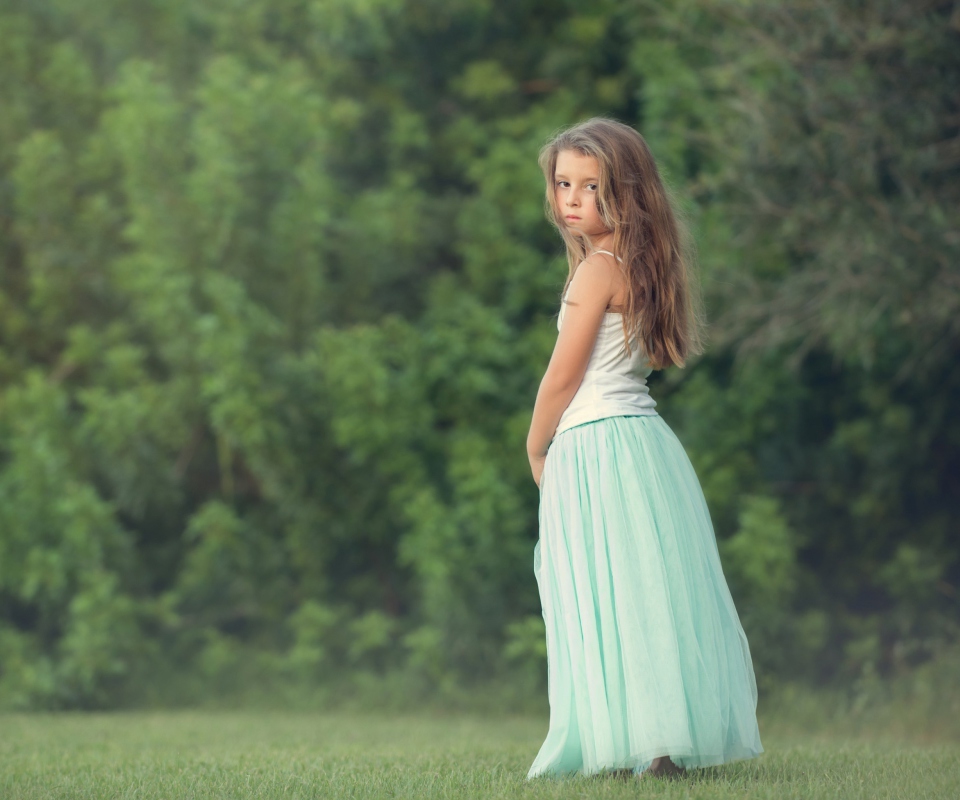 Обои Pretty Child In Long Blue Skirt 960x800