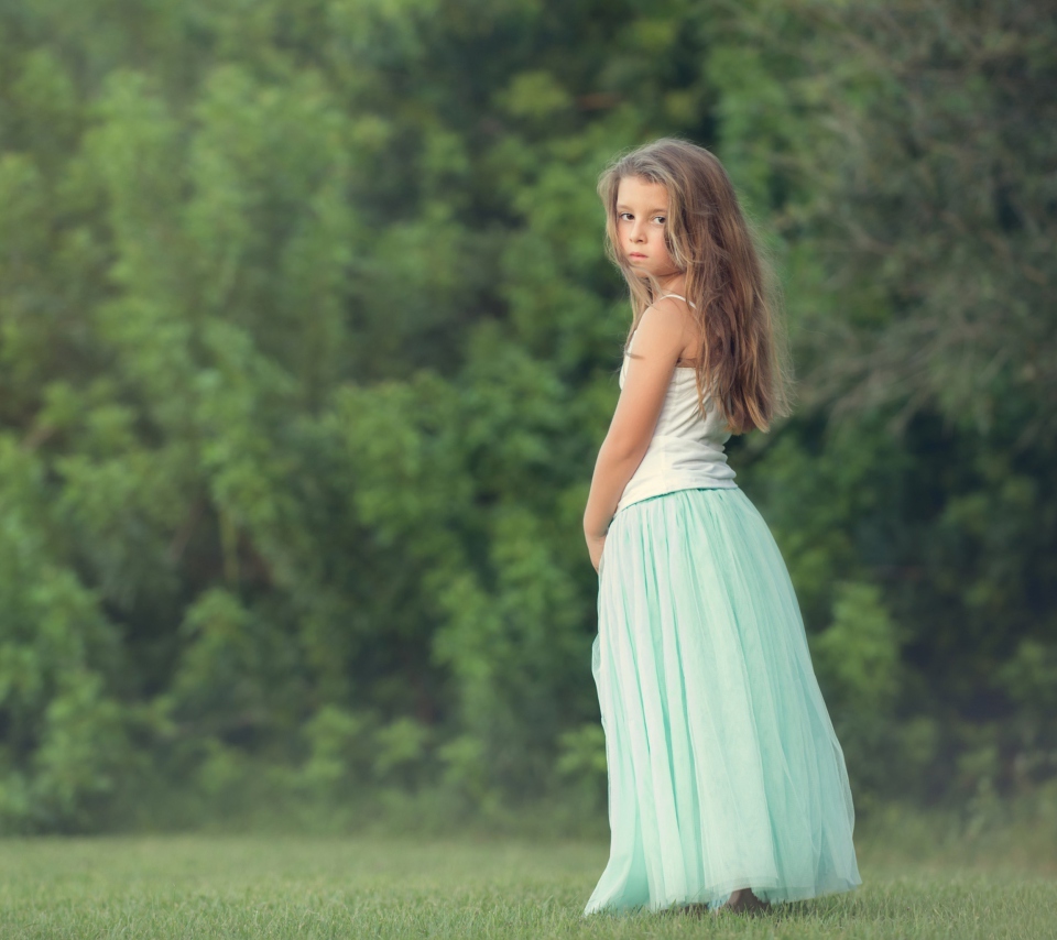 Pretty Child In Long Blue Skirt screenshot #1 960x854