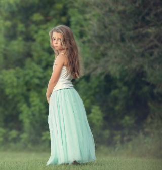 Kostenloses Pretty Child In Long Blue Skirt Wallpaper für iPad 2