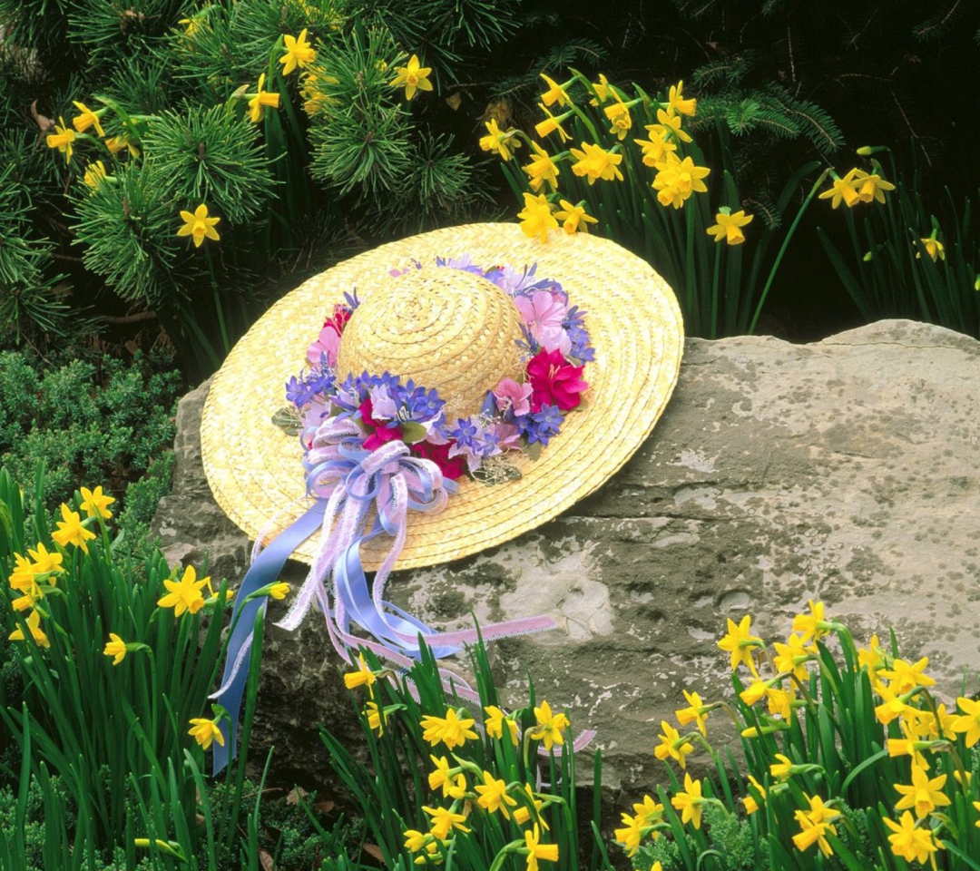 Sfondi Hat Among Yellow Flowers 1080x960