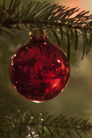 Sfondi Red Balls On Christmas Tree 320x480