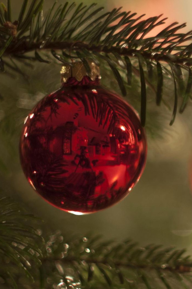 Das Red Balls On Christmas Tree Wallpaper 640x960