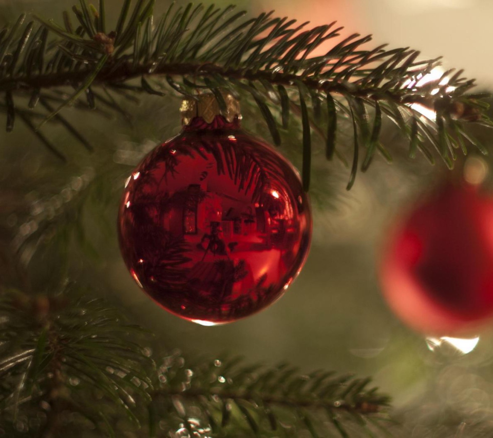Sfondi Red Balls On Christmas Tree 960x854
