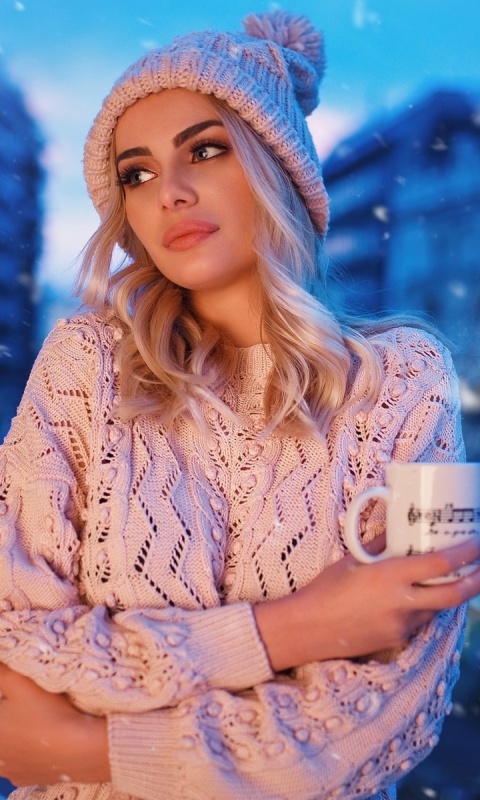 Das Winter stylish woman Wallpaper 480x800
