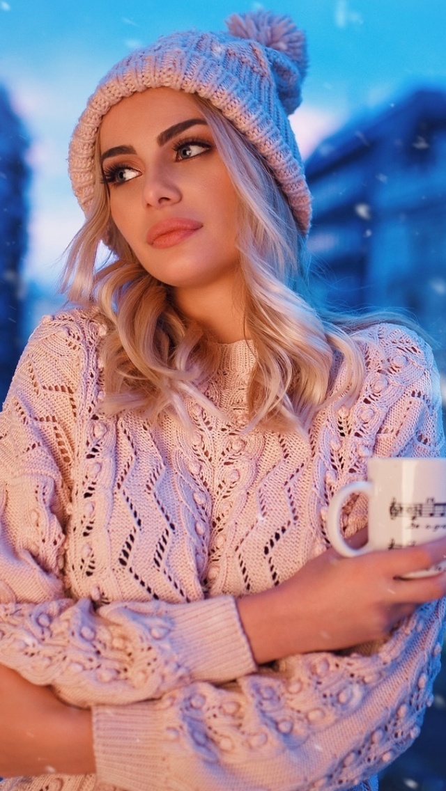 Обои Winter stylish woman 640x1136