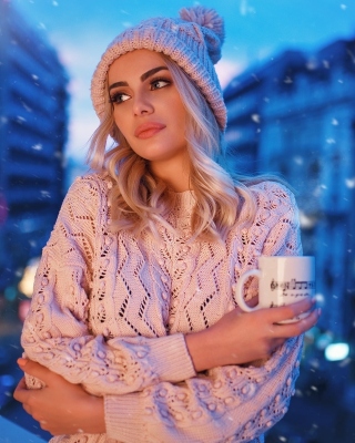 Kostenloses Winter stylish woman Wallpaper für 240x320