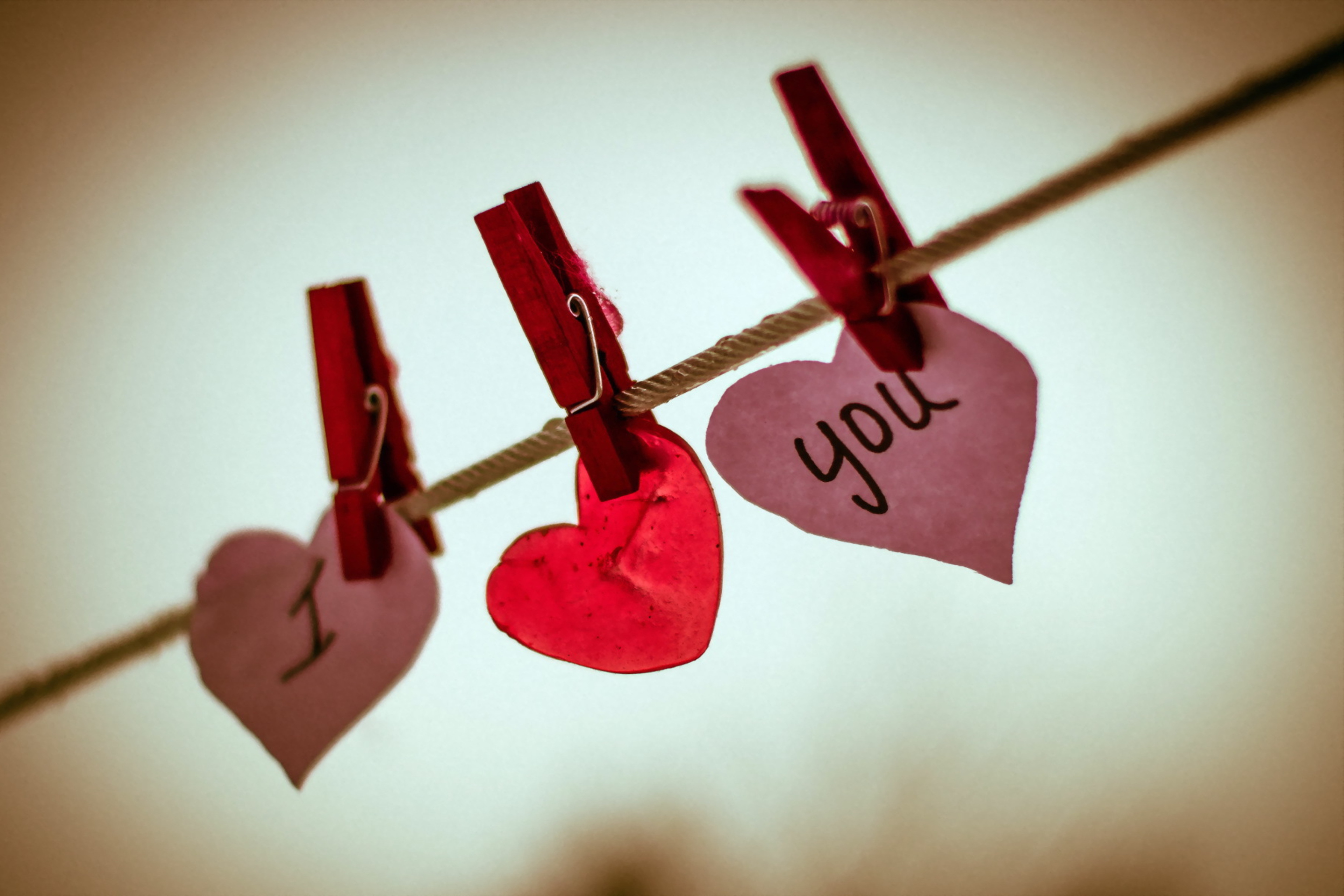 Love valentine s. Необычные сердечки. Сердечки картинки. Сердечко с любовью. Романтические обои на рабочий стол.
