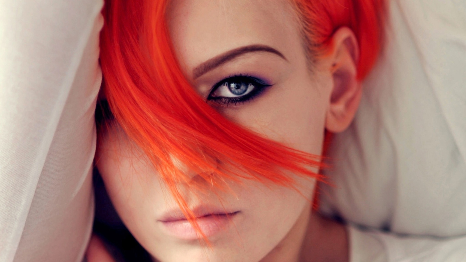 Fondo de pantalla Beautiful Redhead 1600x900