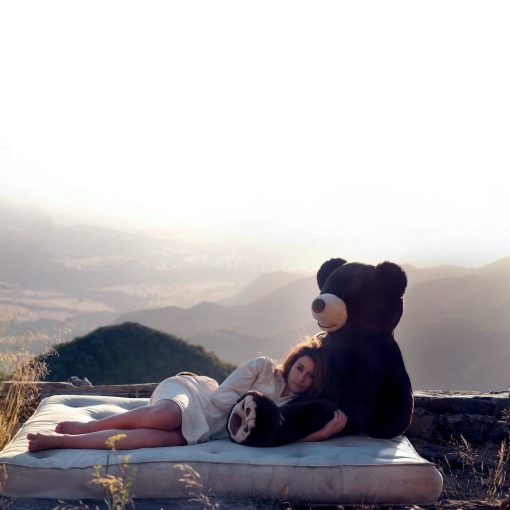 Das Girl Hugging A Big Teddy Bear Wallpaper 1024x1024