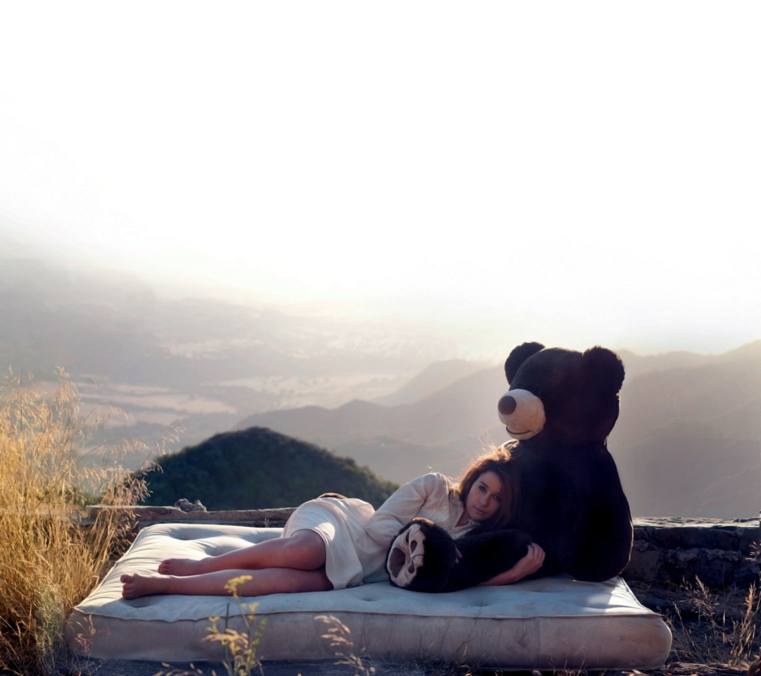 Das Girl Hugging A Big Teddy Bear Wallpaper 1080x960