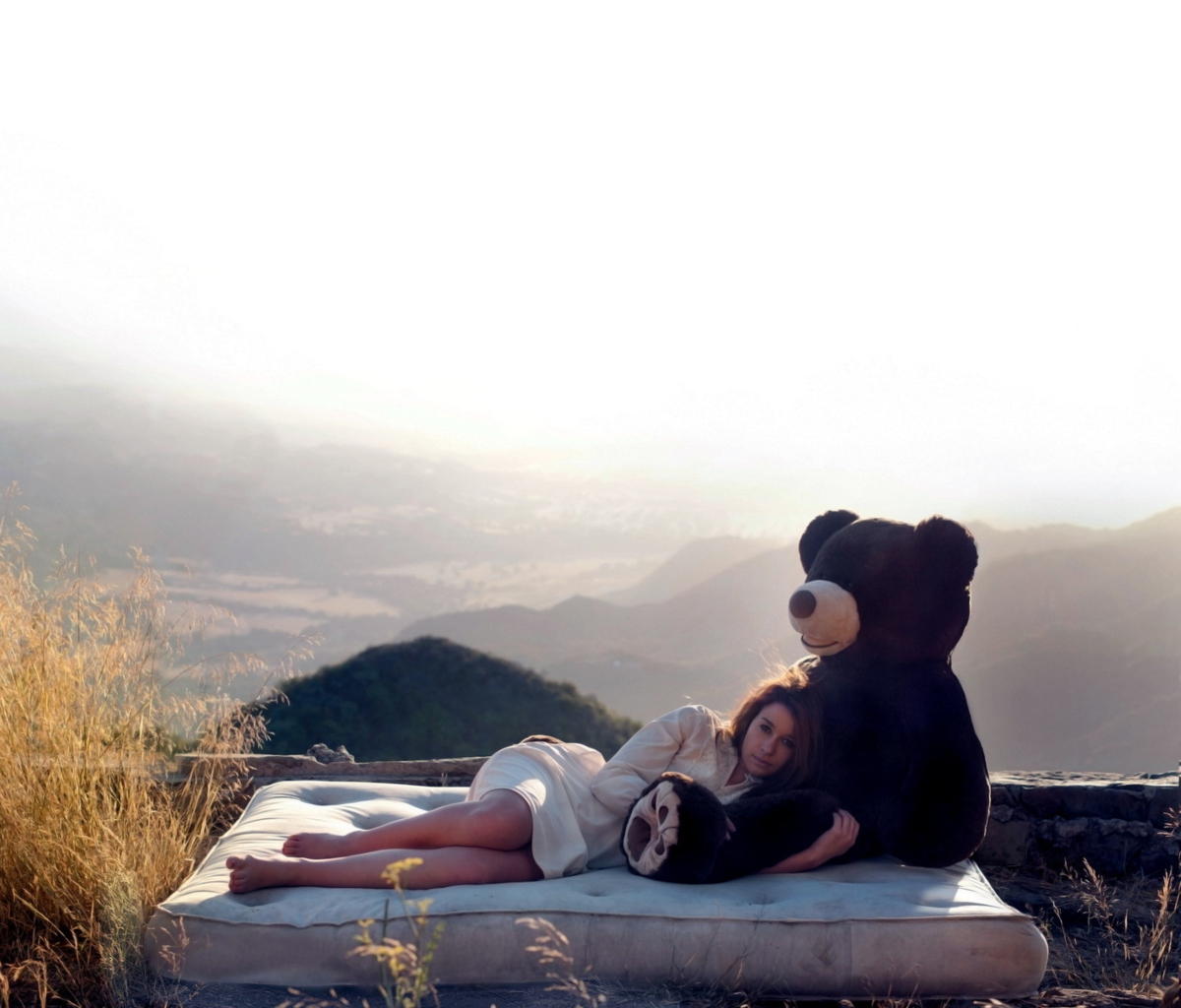 Fondo de pantalla Girl Hugging A Big Teddy Bear 1200x1024