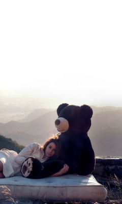 Das Girl Hugging A Big Teddy Bear Wallpaper 240x400
