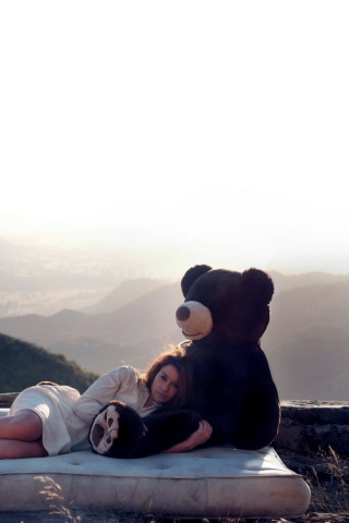 Das Girl Hugging A Big Teddy Bear Wallpaper 320x480