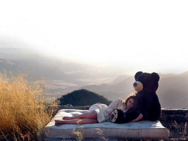 Das Girl Hugging A Big Teddy Bear Wallpaper 640x480