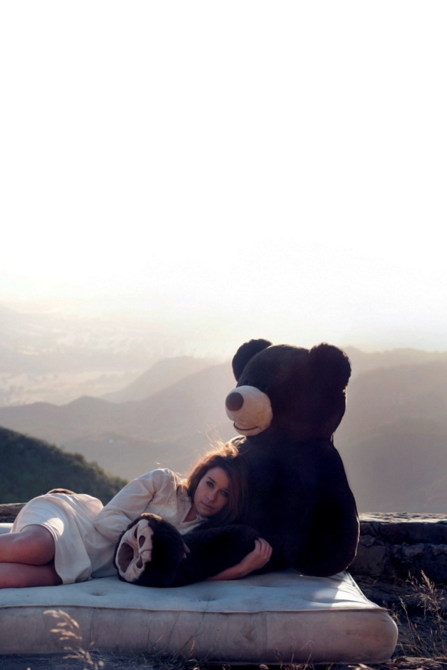 Das Girl Hugging A Big Teddy Bear Wallpaper 640x960