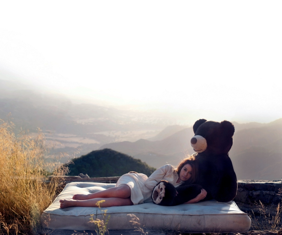 Sfondi Girl Hugging A Big Teddy Bear 960x800