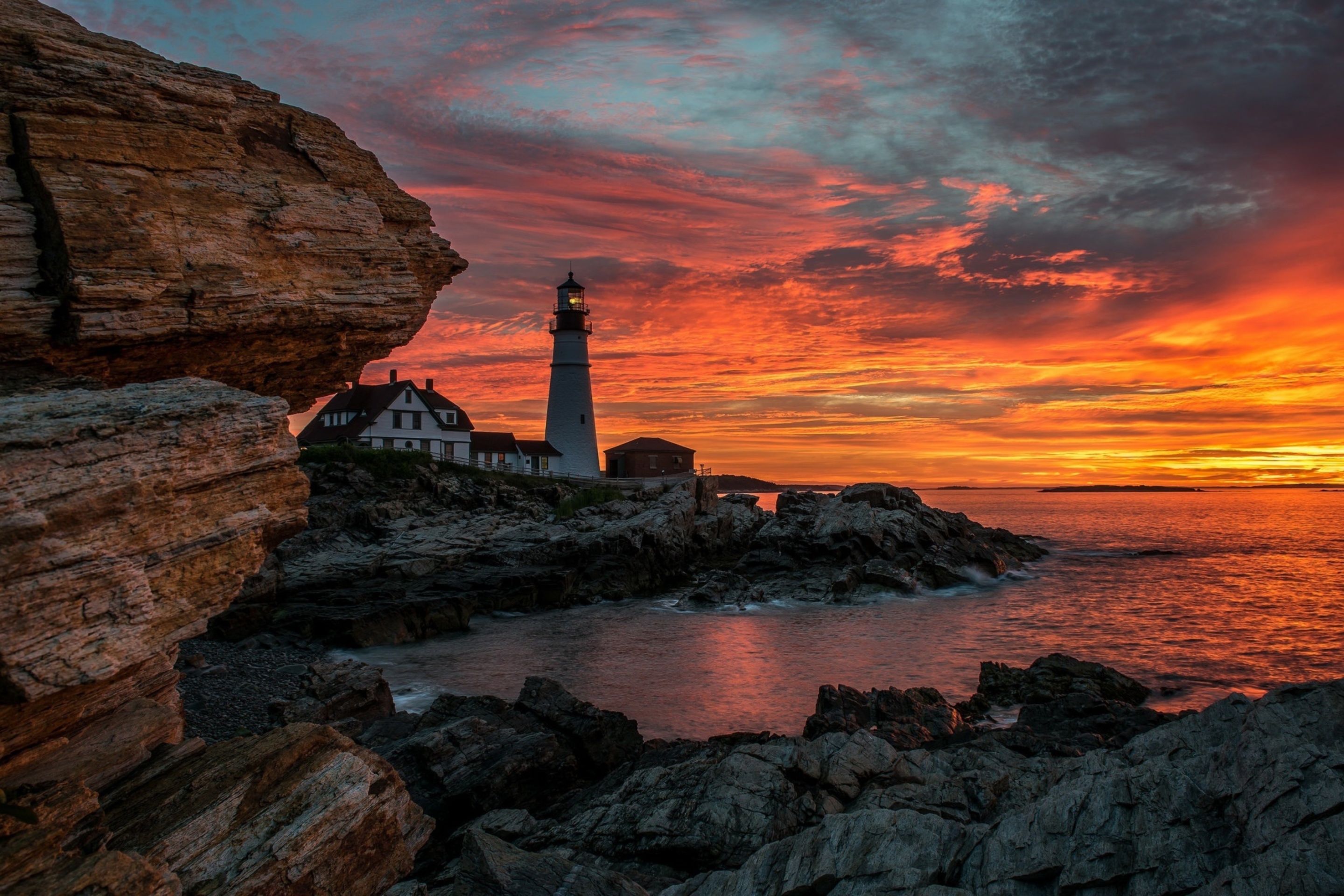 Fondo de pantalla Sunset and lighthouse 2880x1920