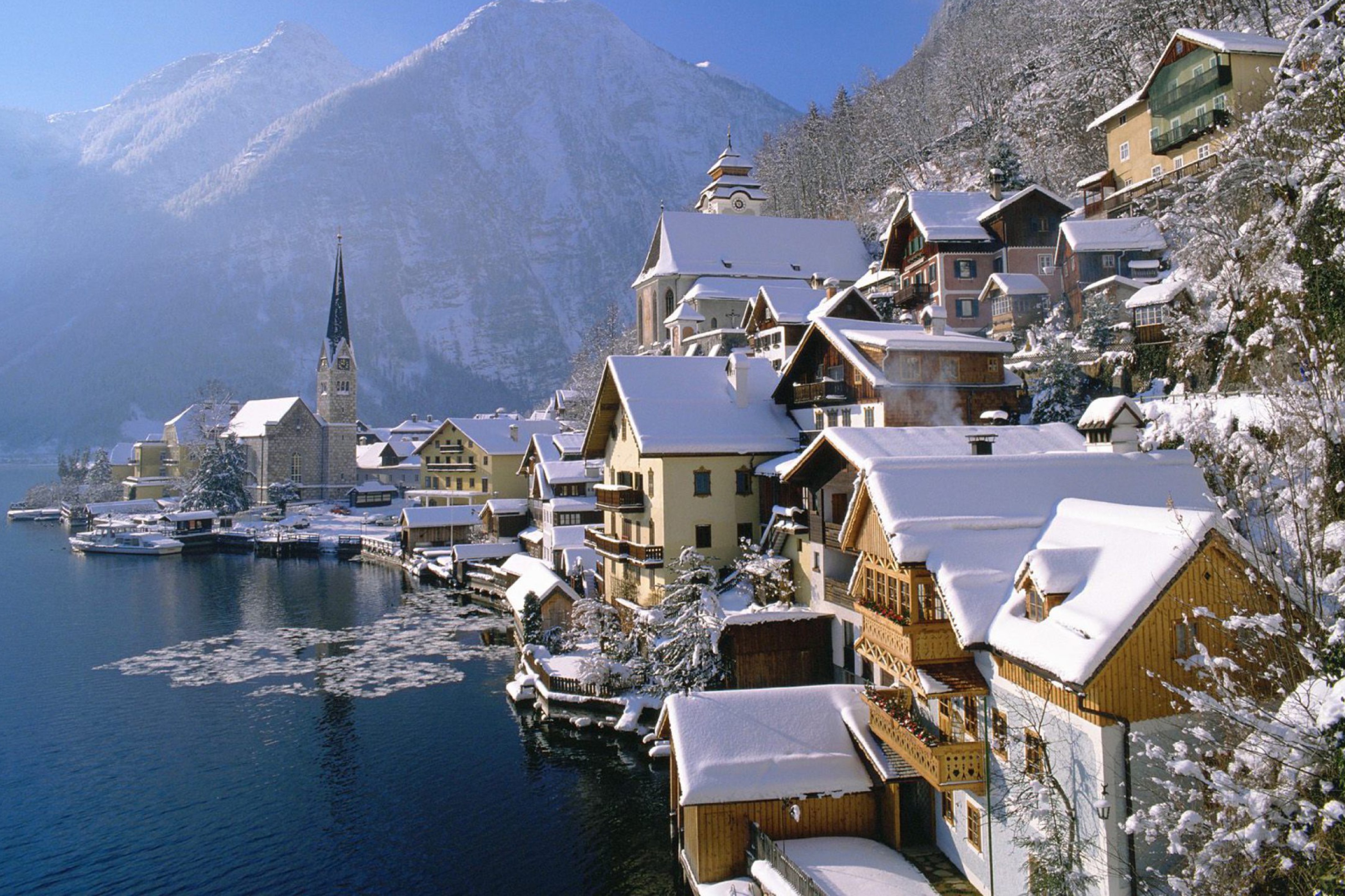 Городок на озерах. Гальштат Австрия. Деревня Хальштатт, Австрия. Хальштатт Австрия зима. Австрия озеро Гальштат.
