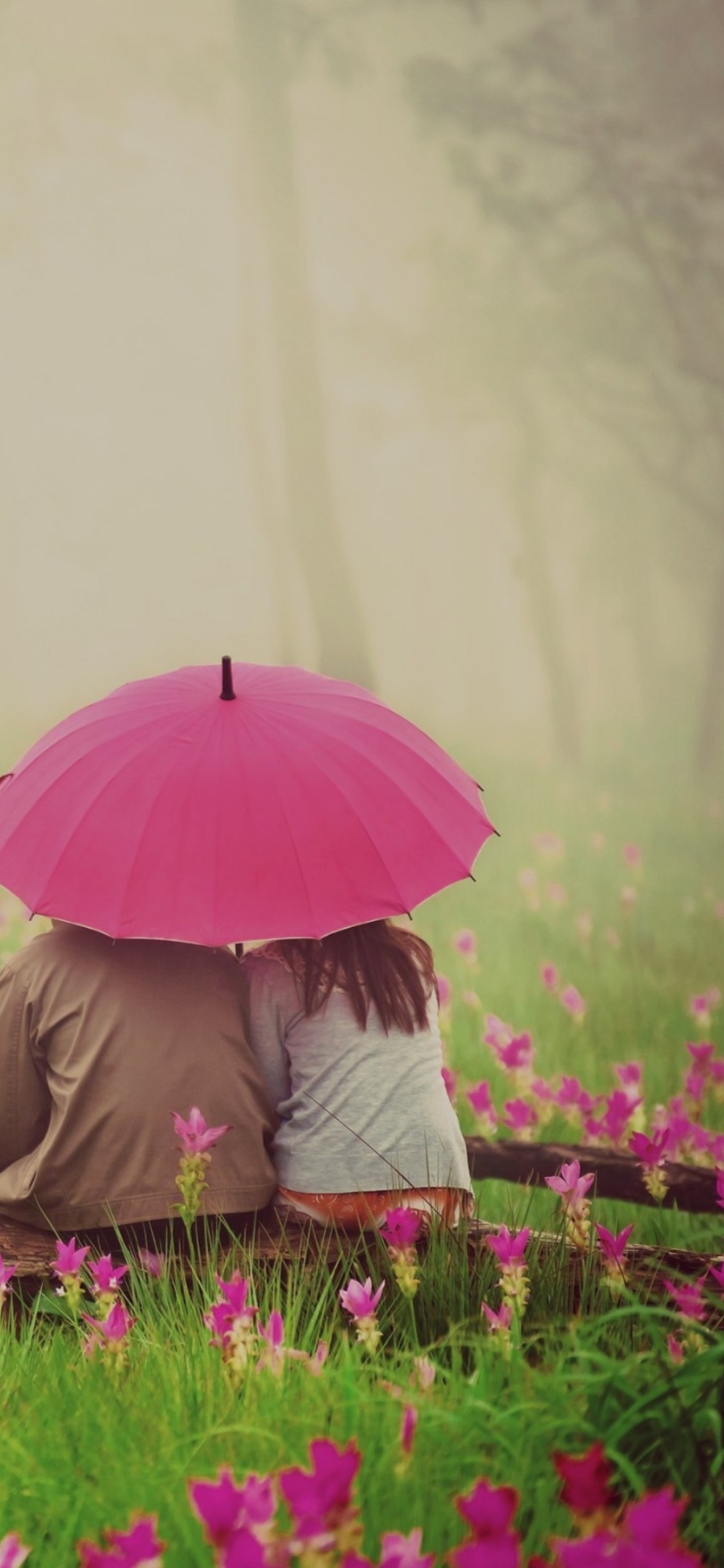 Fondo de pantalla Couple Under Pink Umbrella 1170x2532