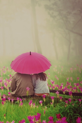 Fondo de pantalla Couple Under Pink Umbrella 320x480